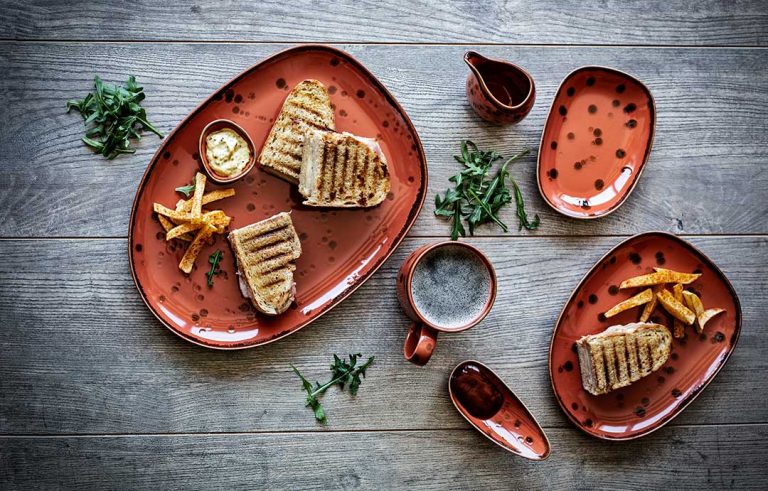 Plates, mug, spoon and sauceboat Mature with toast and chips. The Mature collection, from the Moods concept, is a tribute to heat and clay, one of the raw materials of the porcelain product. Buy porcelain online!